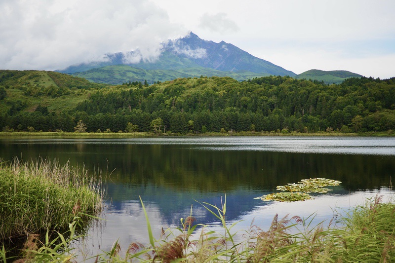 オタトマリ沼・姫沼と利尻富士／利尻島 – 偲フ花